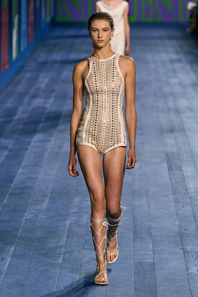 Look 16